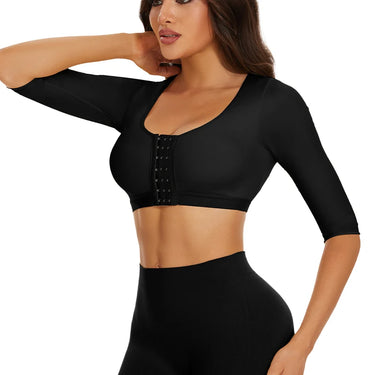 Femme portant une Brassiere ouverture devant Grande Taille noire avec des crochets de fermeture pour un soutien optimal et un confort ajustable - cocoonease
